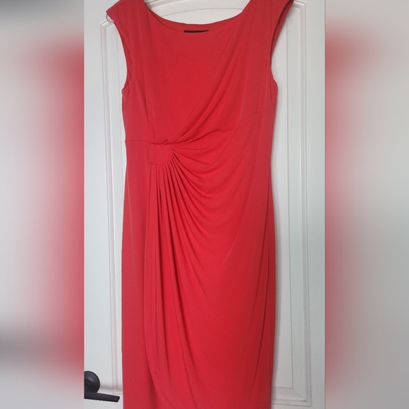 Elegant Red Sleeveless Dress - Picture 1 of 5